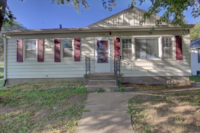 Primary Photo - 2 Bed Bettendorf Home