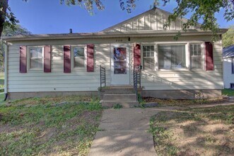 Building Photo - 2 Bed Bettendorf Home