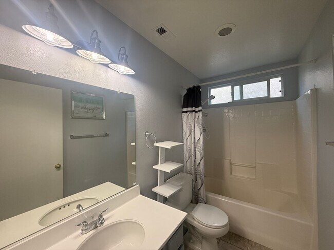 Building Photo - 45719 Caledonia Ct