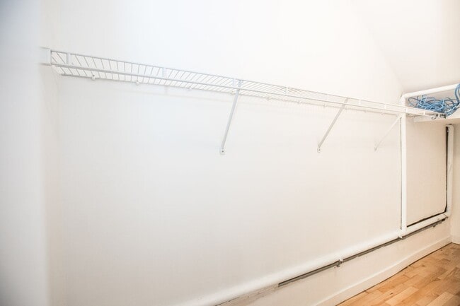 Building Photo - Amazing Wicker park 1 Bedroom with Patio