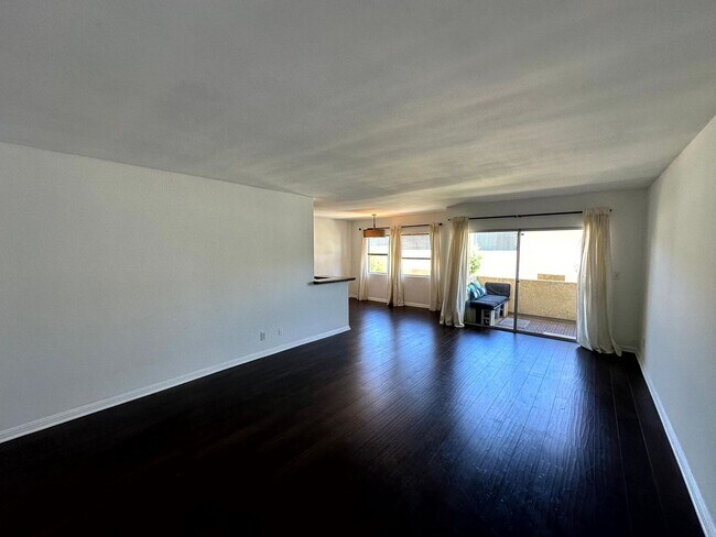 Building Photo - ***MOVE-IN SPECIAL 2 WEEKS FREE RENT***Spacious Upper level 1 bed -1 bath with parking and pool i...