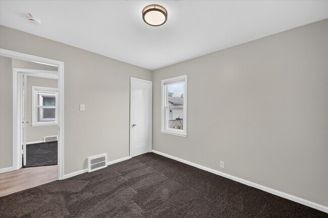 Building Photo - Charming 3-Bedroom Bungalow for Rent in Lincoln Park