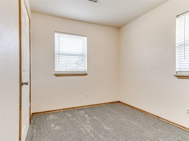 Building Photo - 325 E Cedar Ln
