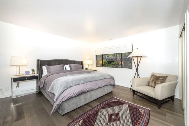 Building Photo - Tastefully Furnished 3 Bed, 2 Bath Home w/ Views of Greenbelt