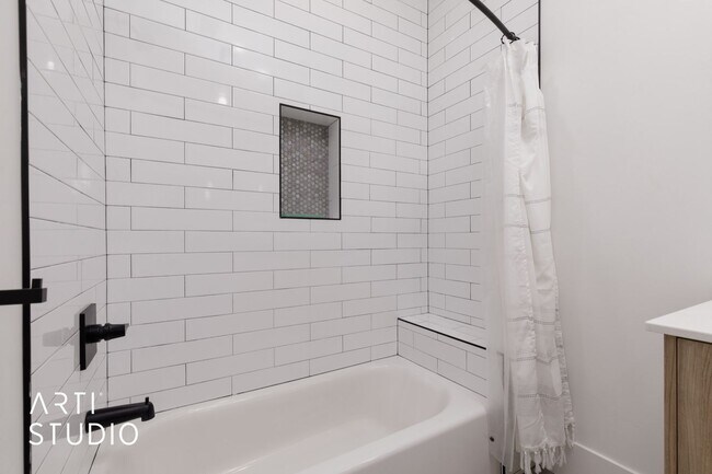 Building Photo - Beautiful 6 Bedroom 4.5 Bathroom Home in D...
