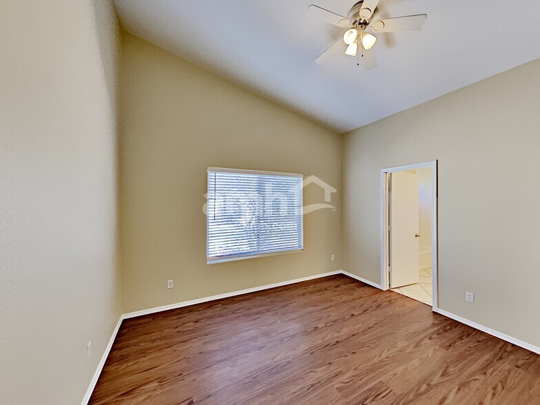 Building Photo - 8418 W Pinchot Ave