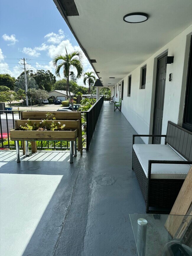 Building Photo - 615 NE 26th St