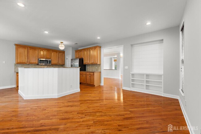 Building Photo - 19 S Shore Dr