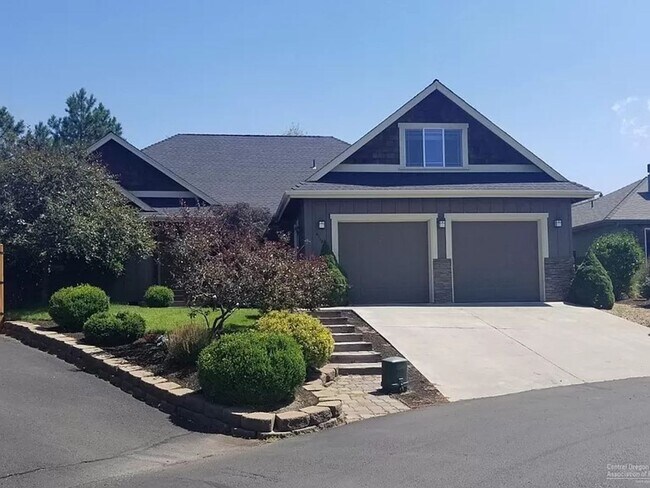 Primary Photo - Stunning 4x2 with all bedrooms on the main...