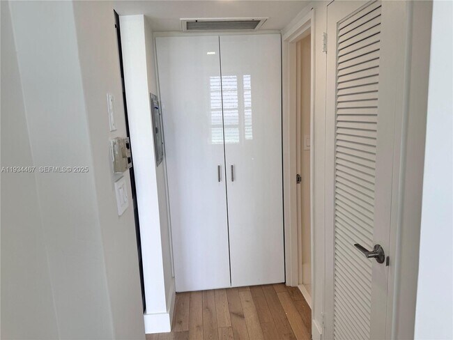 Building Photo - 5161 Collins Ave