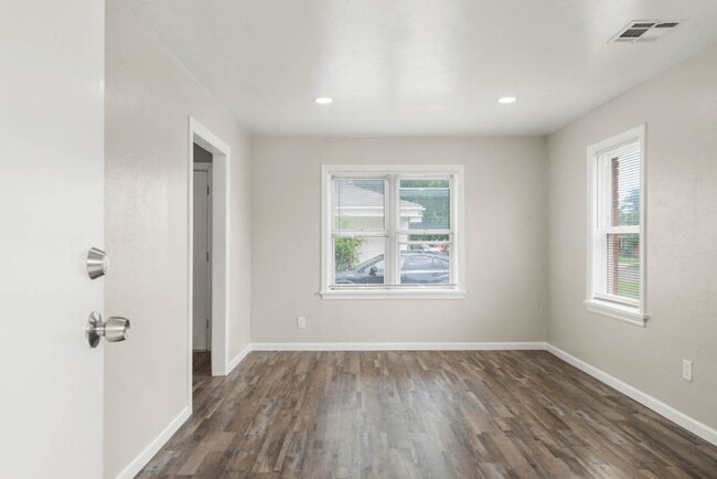 Building Photo - Babb Dr Duplex