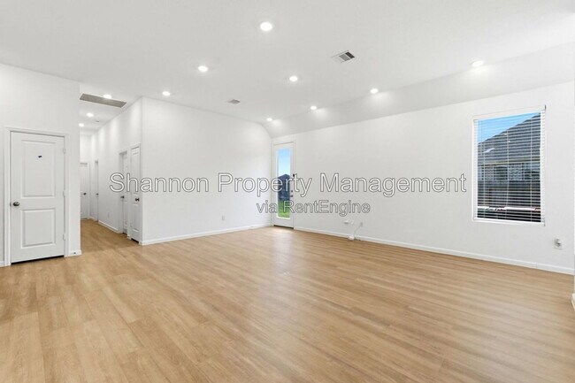 Building Photo - 3057 Pensacola Dr