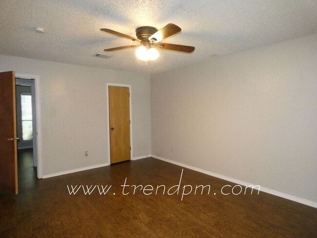 Building Photo - 404 Asbury Dr