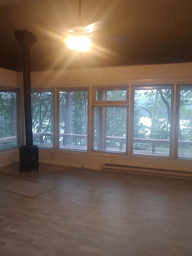 Building Photo - Must See!!! Lake view! 2 Bedroom Rental!