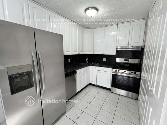 Building Photo - 621 NE Helicon Ln