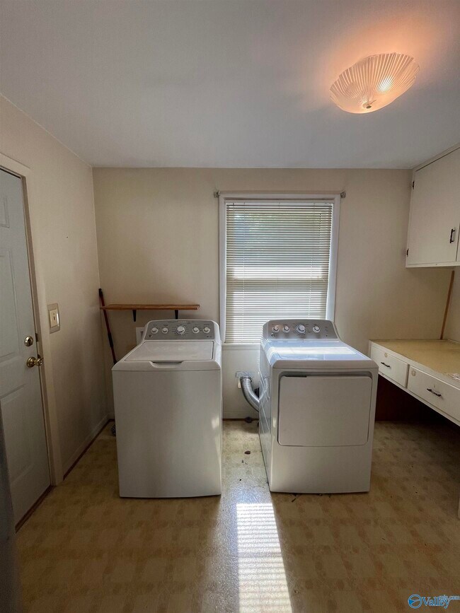 Building Photo - 415 Harolds Dr NW
