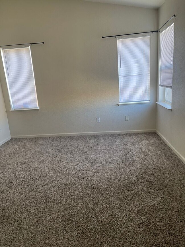 Building Photo - Super nice