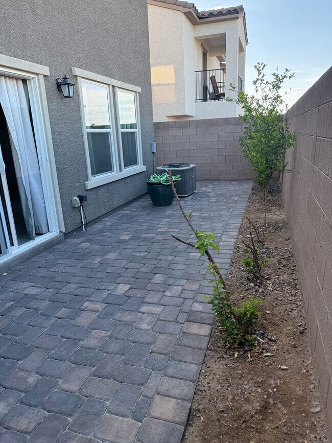 Building Photo - Magnificent Townhome Located In Quail Ridge Community!