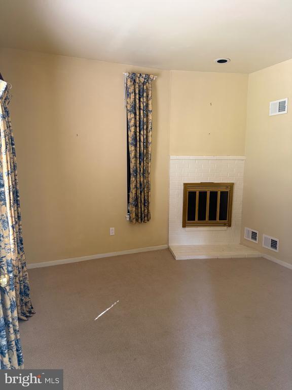 Building Photo - 14 Oak Knoll Dr