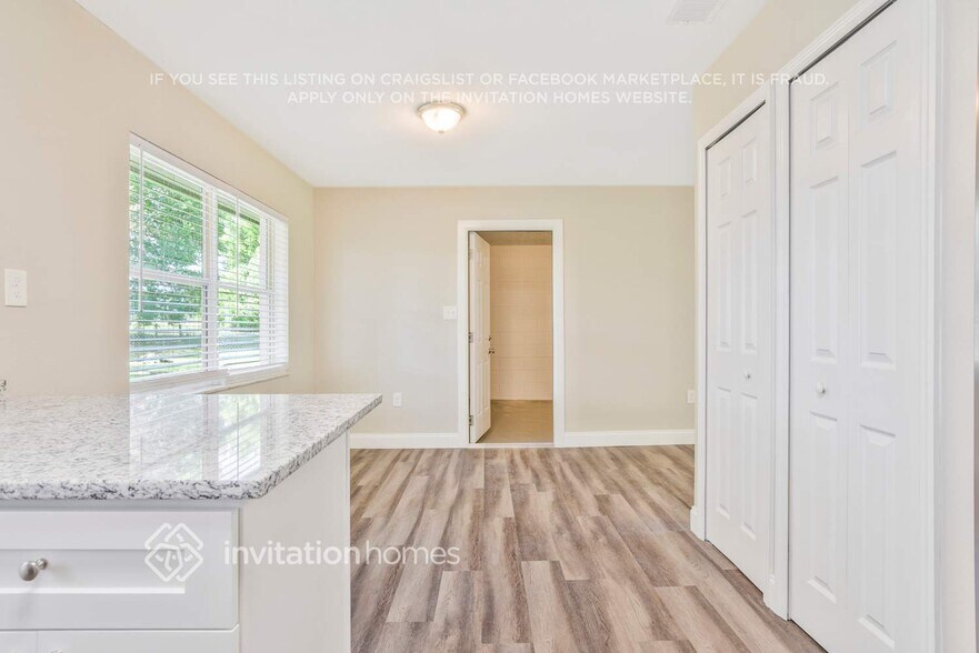 Building Photo - 316 E Rose Ln