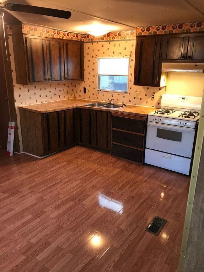 Building Photo - Trailer house; 3 bed, 2 bath