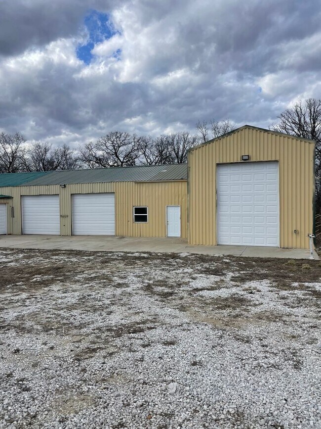 Building Photo - FOR RENT! 6 Bedroom 3 Bathroom in Moscow Mills, MO!