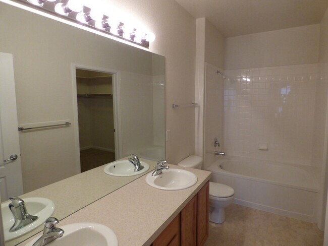 Building Photo - MUST SEE 2 Bed/2 Bath Condo in the Lakesho...