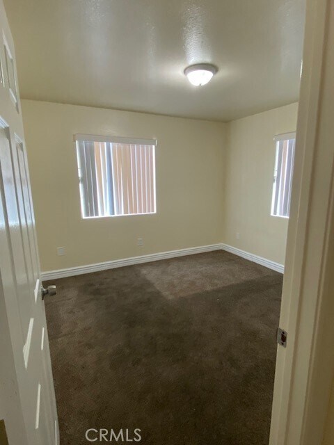 Building Photo - 650 E 81st St