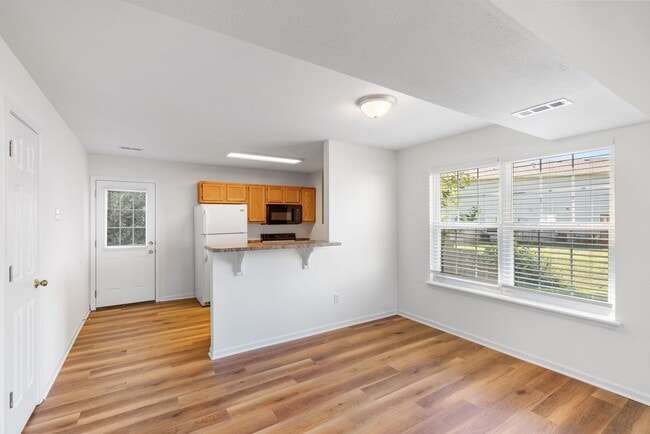 Building Photo - 5013-5015-5015 Betty Jean Way