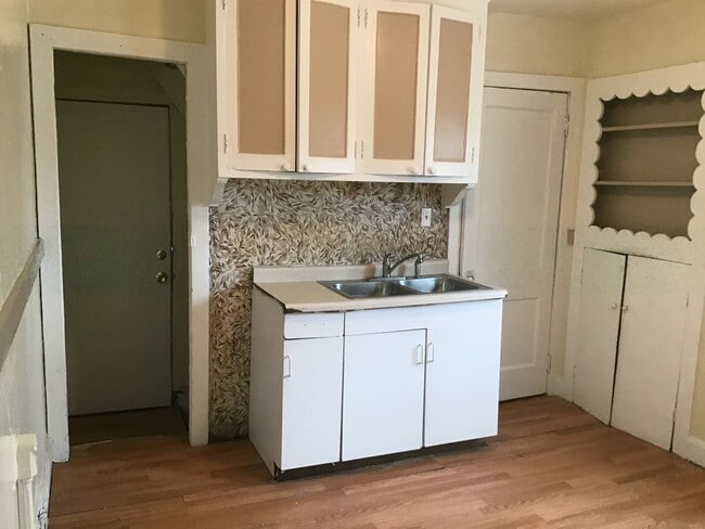 Building Photo - 3 Bedroom Single Family Home