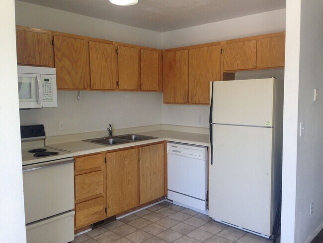 Building Photo - Ground Level Apartment