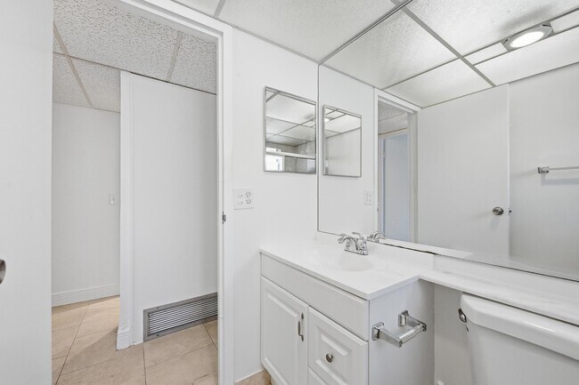 Building Photo - 452 Brittany Dr