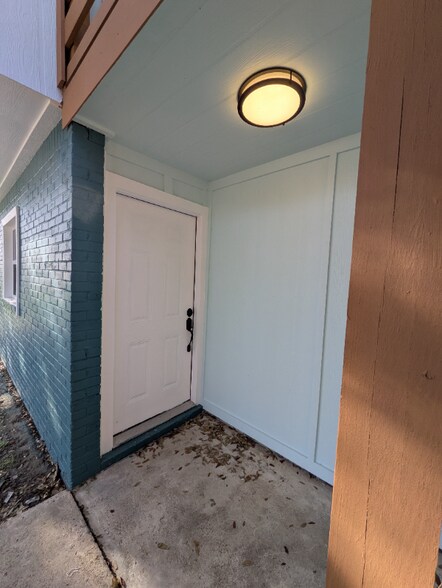 Building Photo - 1609 Dugat Rd