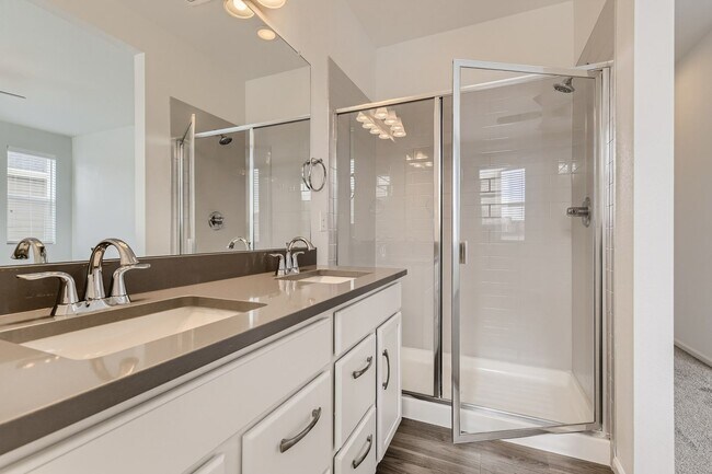 Building Photo - Stunning 3 Bed 2 1/2 Bath in Aurora!