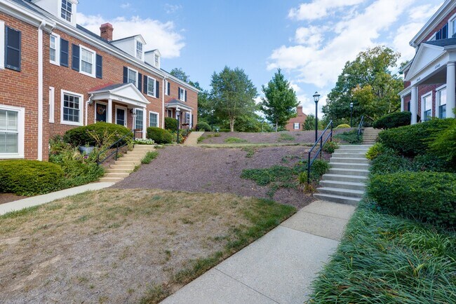 Building Photo - Charming End-Unit Townhouse in Fairlington