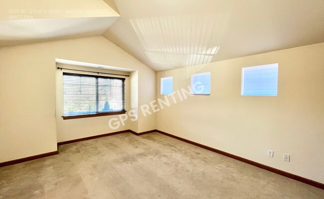 Building Photo - 1029 NE 123rd St