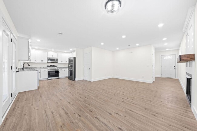 Building Photo - Pet Friendly Three Bedroom!