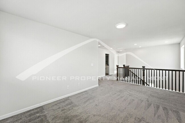 Building Photo - Spacious Home with 2-Car Garage and Centra...