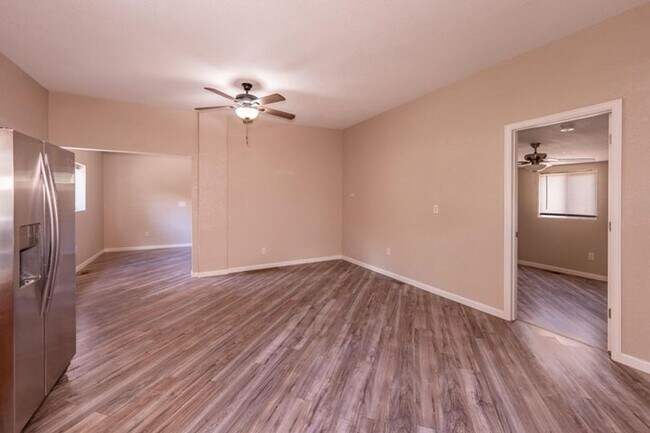Building Photo - 2 Bed Home walking distance to College and...