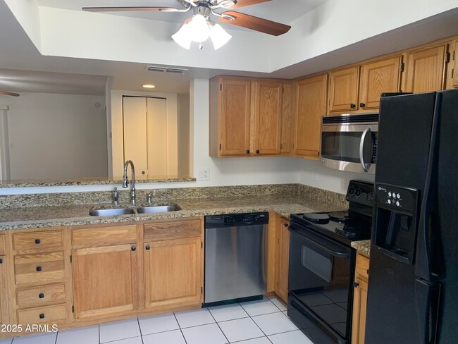 Building Photo - 9445 N 94th Pl