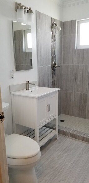 Building Photo - 845 Apgar St