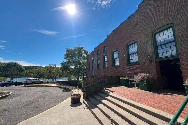 Building Photo - 1 Front St