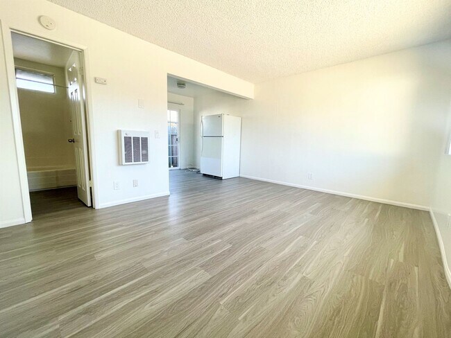 Building Photo - Studio West of PCH!