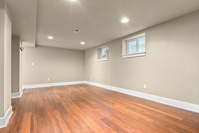 Building Photo - Gorgeous AIR CONDITIONED West Seattle Char...