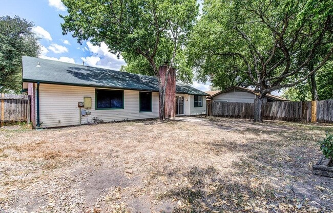 Building Photo - 10105 Woodland Village Dr