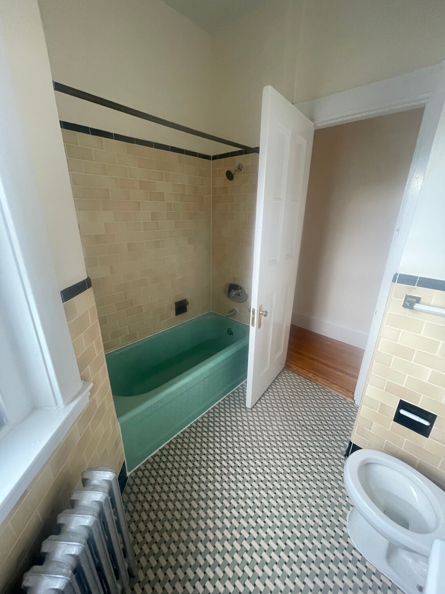 Building Photo - 504 Beacon St