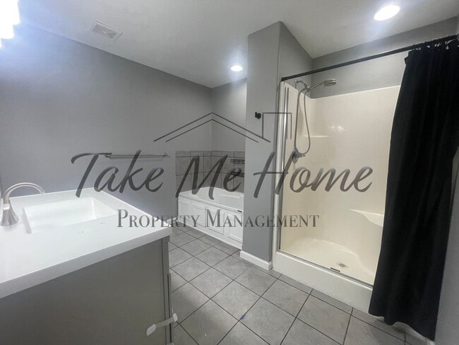 Building Photo - 4 Bedroom Home in Nixa School District!