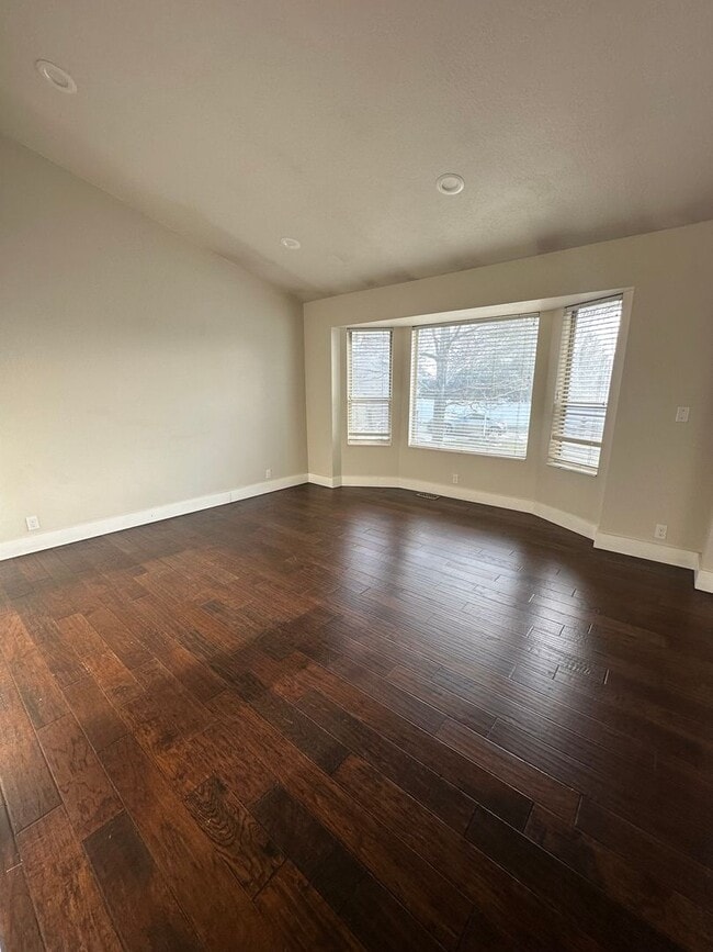 Building Photo - GET $500 OFF THE FIRST MONTHS RENT!!!