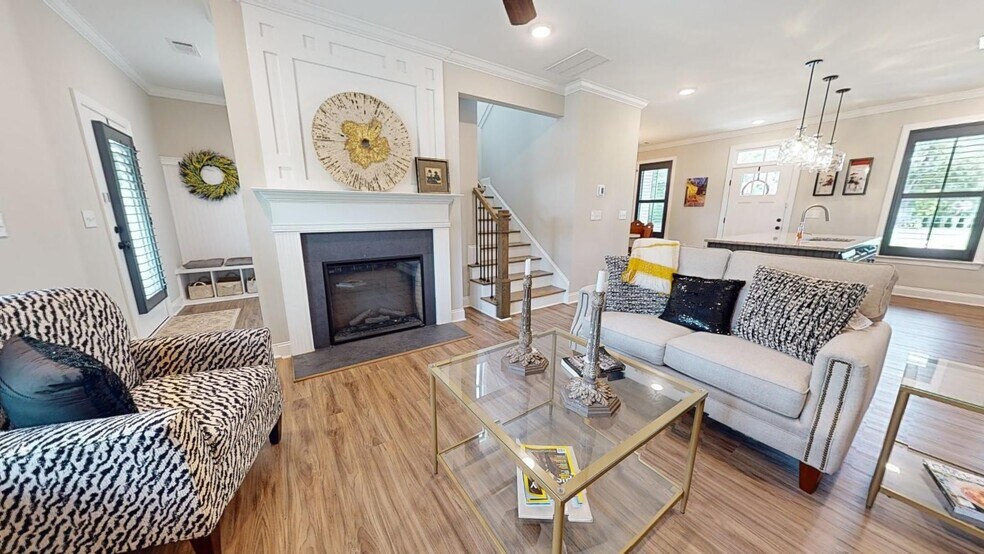 Building Photo - Like New Colonial Style Townhome close to Downtown Opelika