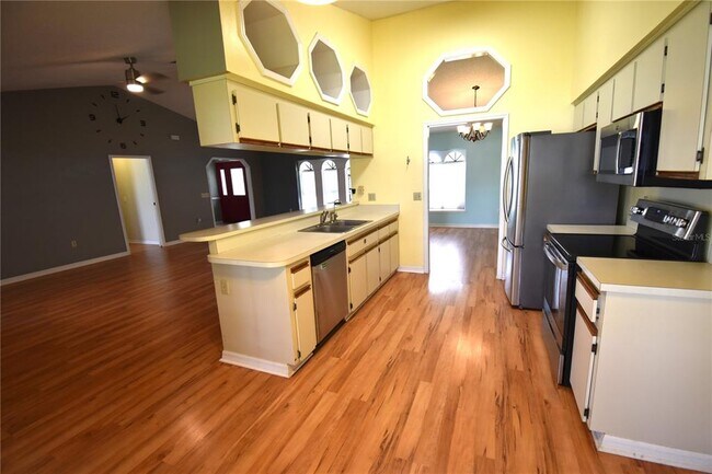 Building Photo - 9109 Queen Elizabeth Ct